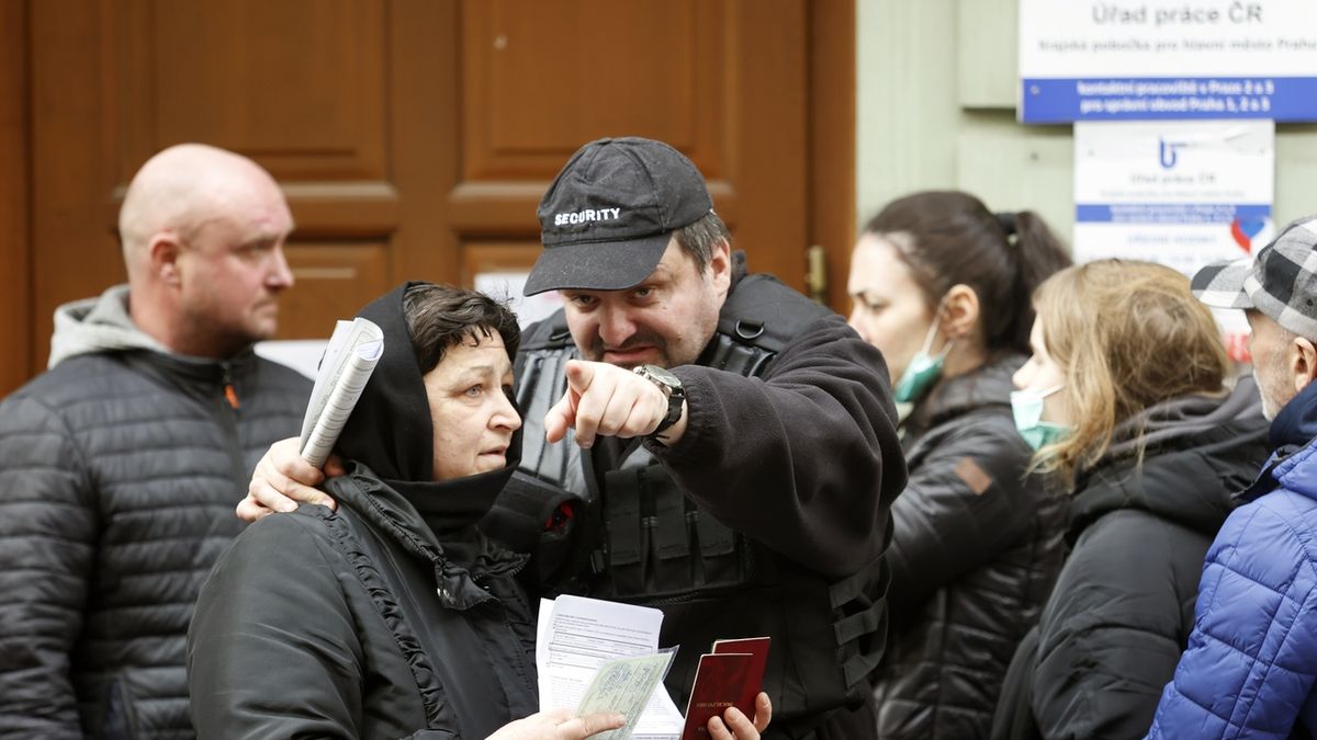 Vyřizování žádostí ukrajinských uprchlíků o dávky se přesouvá z Pražské tržnice na Prosek